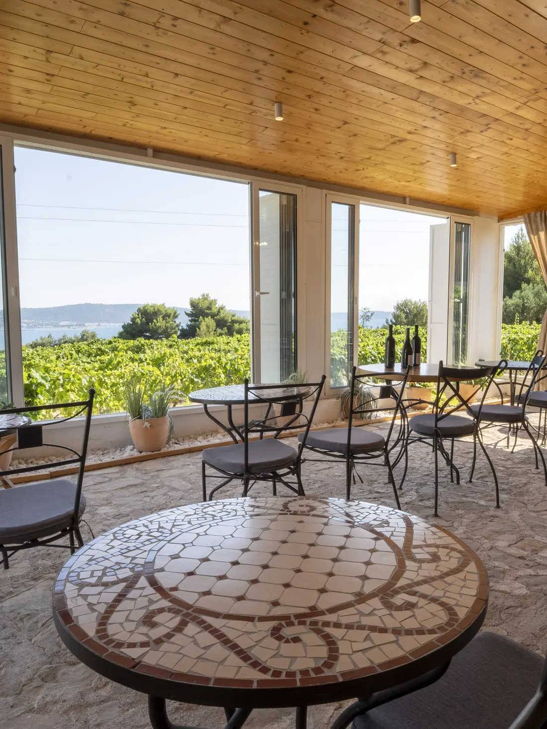 Tasting terrace opening onto the Putalj vineyard and the Bay of Kaštela